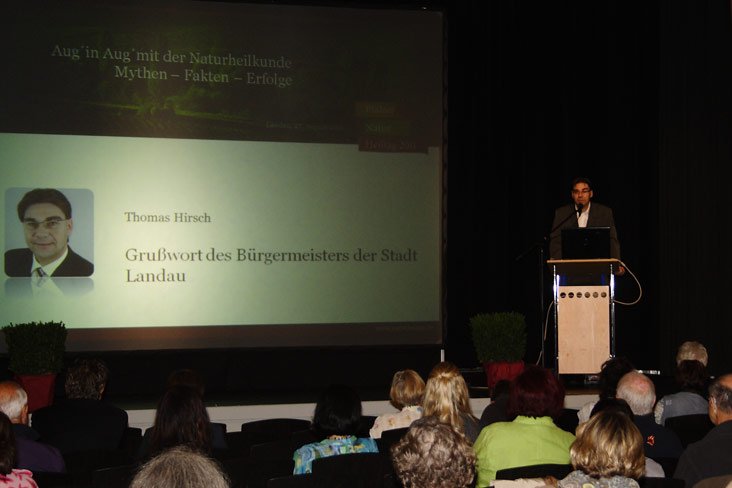 Nach der Eröffnung durch Udo Lamek, welcher die Anwesenden herzlich begrüßte und noch einmal das Interresse an den kommenden Vorträgen weckte, hielt der Bürgermeister der Stadt Landau, Thomas Hirsch, ein Grußwort an die versammelten Gäste und Fachleute.