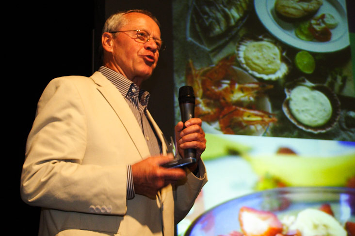 Foto: PD Dr. Jürgen Schulze aus Potsdam veranschaulichte dem Anwesenden Publikum in seiner unvergleichlichen Art und Weise die Wichtigkeit bewusster Ernährung. Sein Thema lautete “Futter für´s Immunsystem (immunmodulierende Nahrungsstoffe) !”